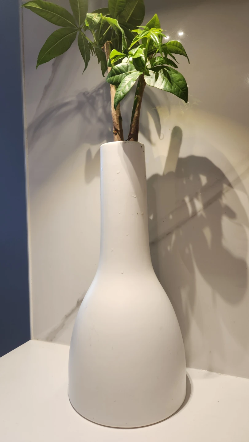 White sculptural vase planter with plants - photo 2