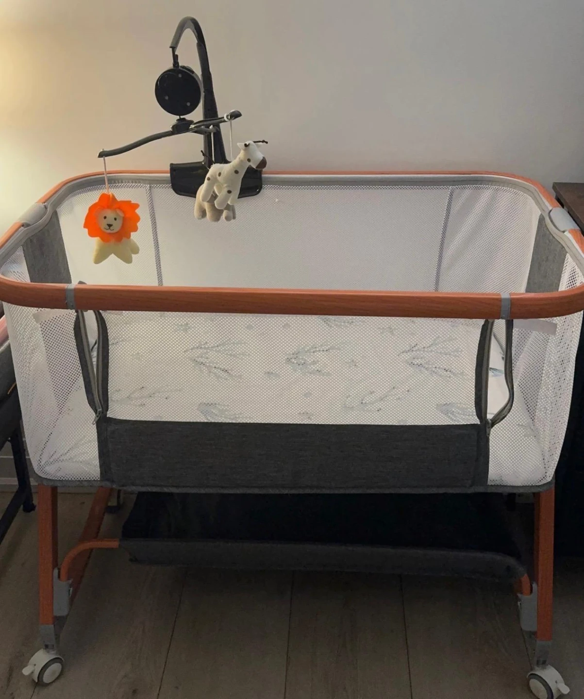 Co-Sleeper Bassinet with Mobile