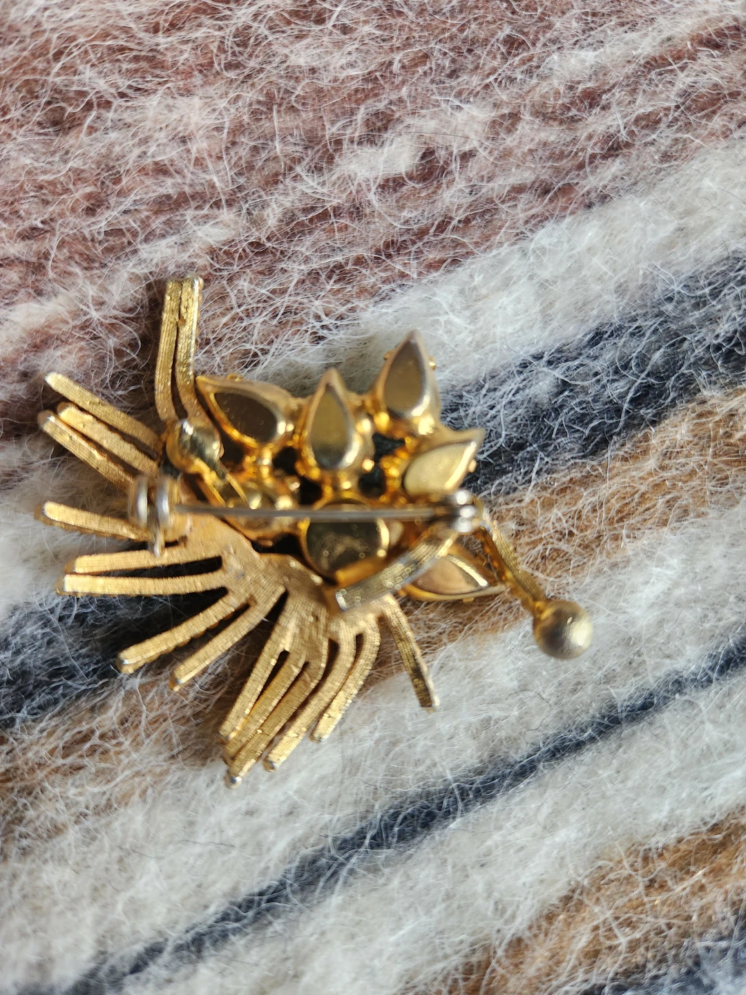 Gold tone brooch with green stones - photo 2