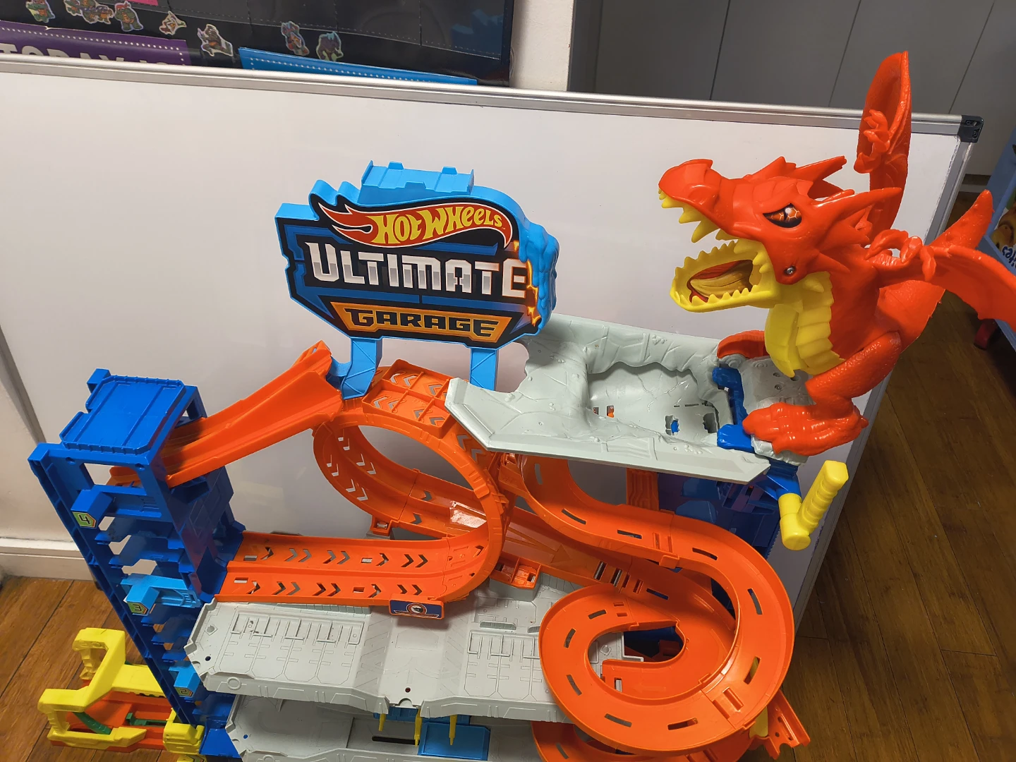 Hot Wheels Ultimate Garage Playset with Dragon Tower - photo 2