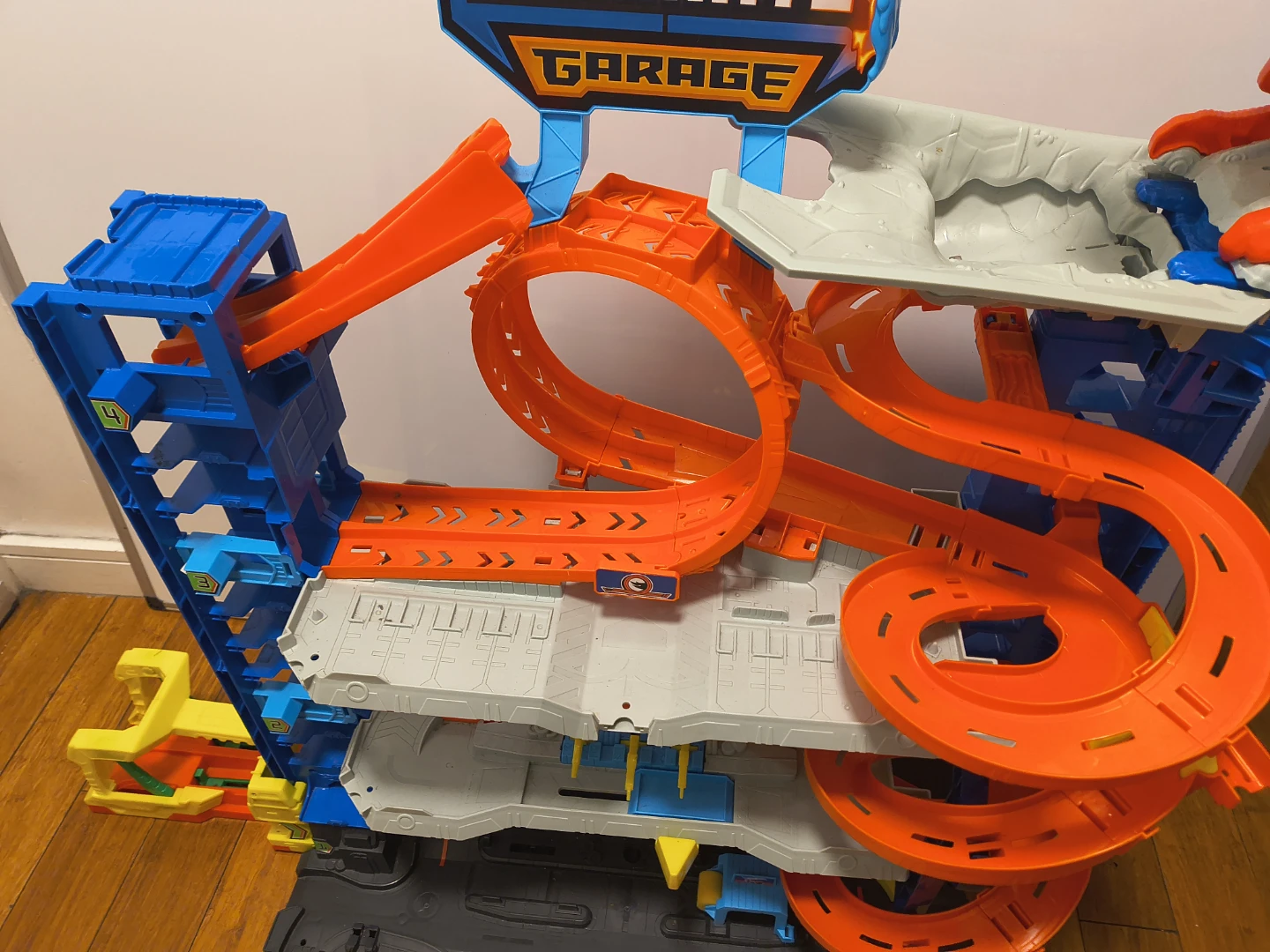 Hot Wheels Ultimate Garage Playset with Dragon Tower - photo 3