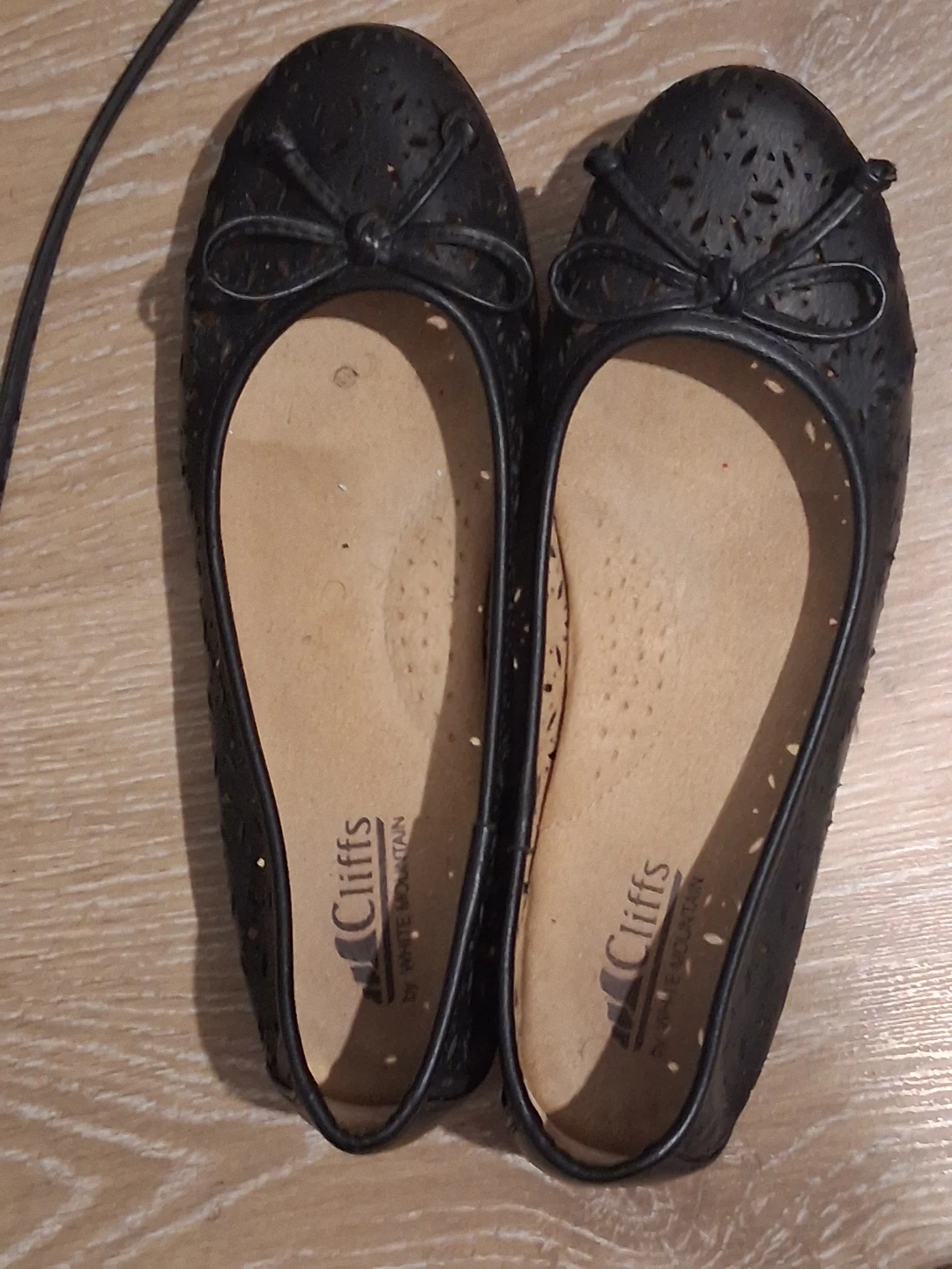 Cliffs by White Mountain Black Ballet Flats with Bow Detail