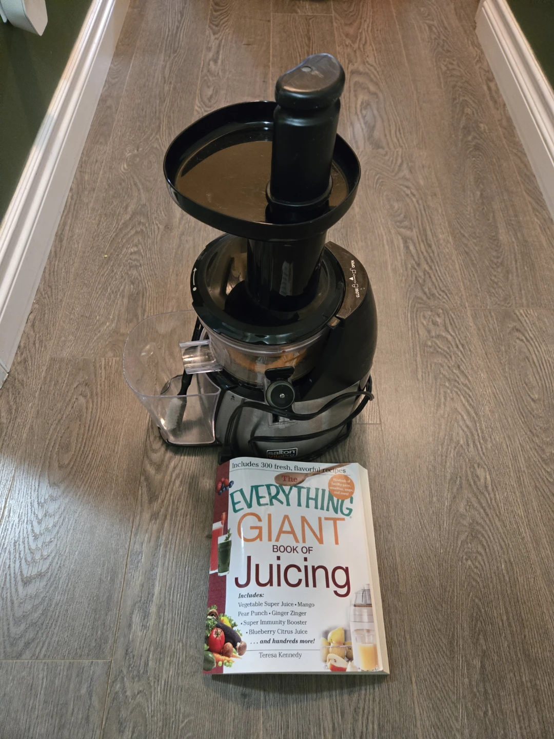 Salton Juicer with Everything Giant Book of Juicing