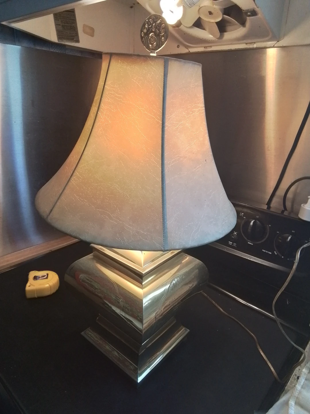 Vintage Hollywood Regency Etched Brass Chinoiserie Table Lamp - photo 4