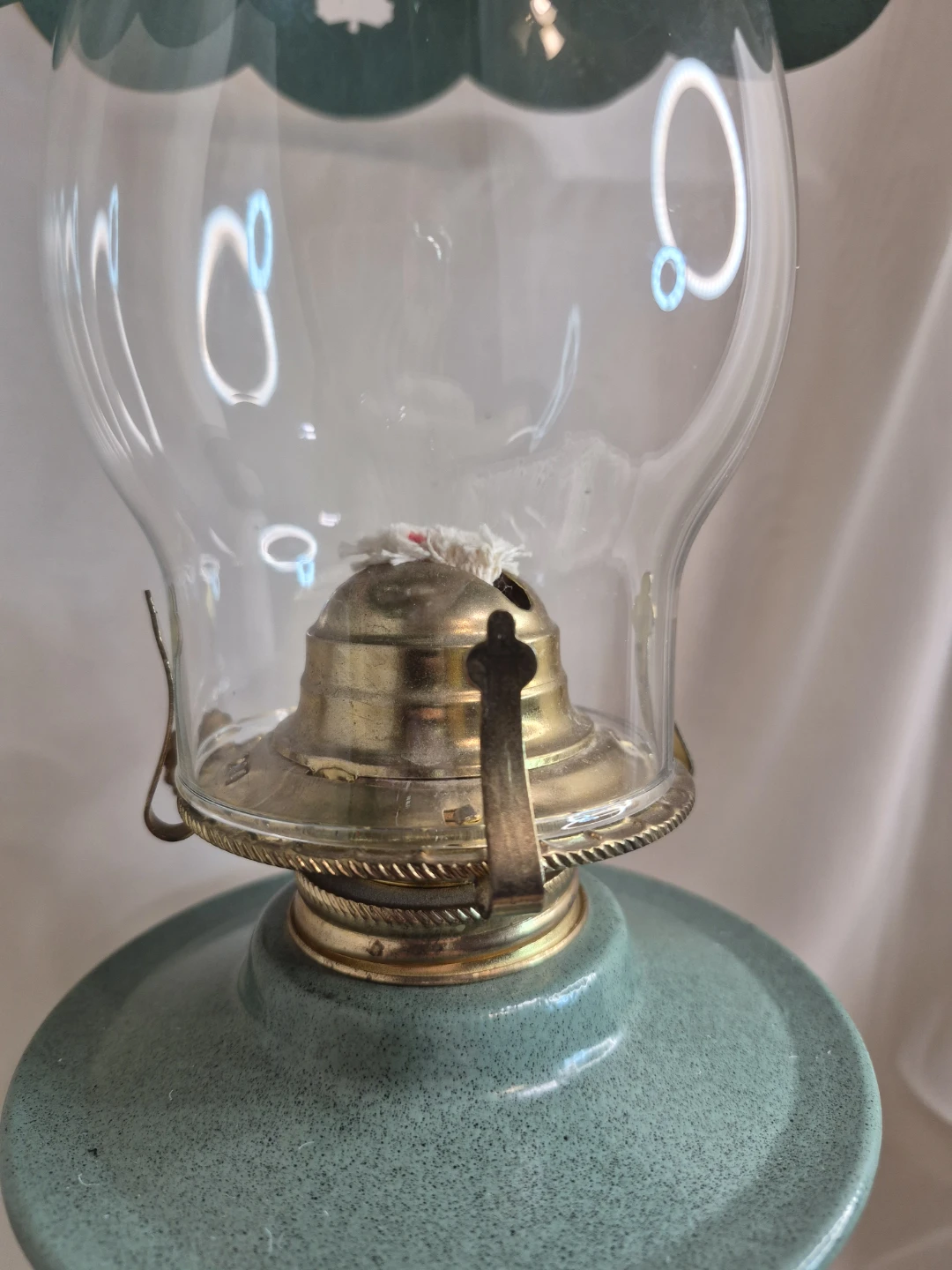 Beautiful Vintage Metal Brass & Glass 18" Total Tall Oil Lamp - photo 4