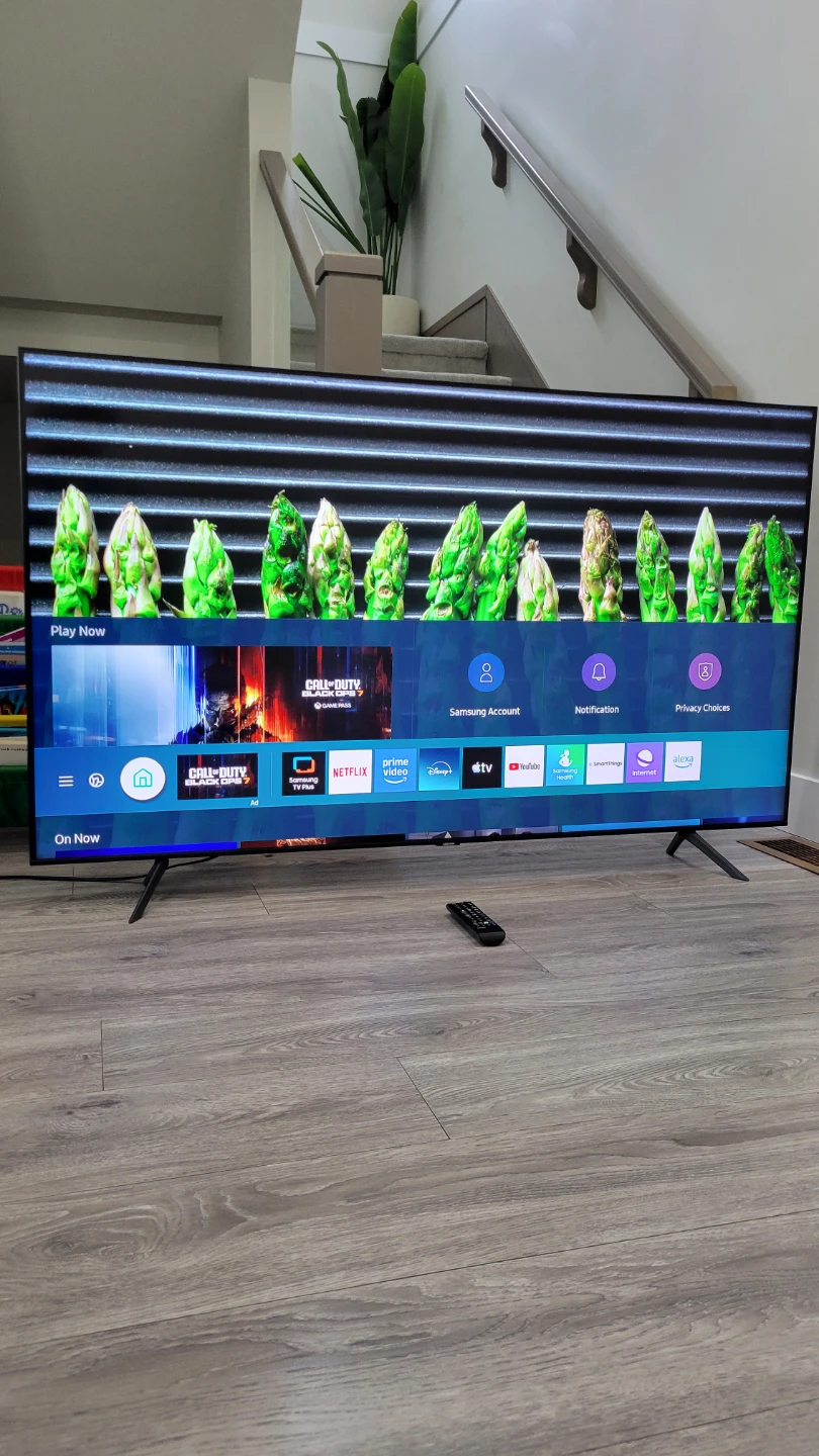 43" SAMSUNG 4K UHD CRYSTAL SMART TV - photo 2