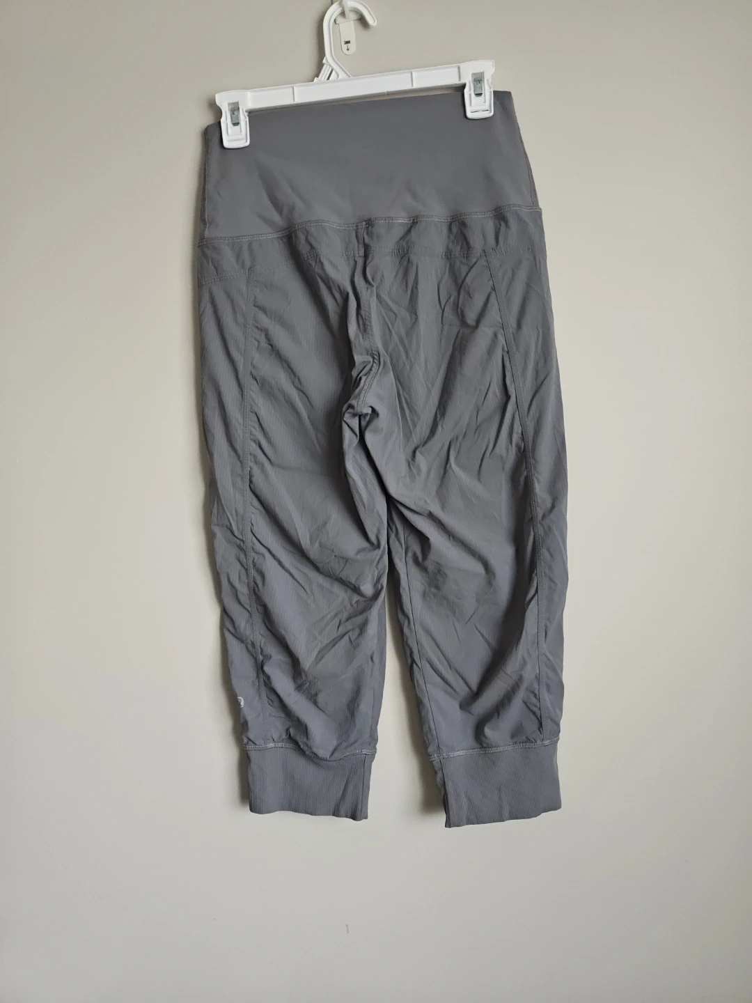 Lululemon Grey Cropped Athletic Pants - photo 4