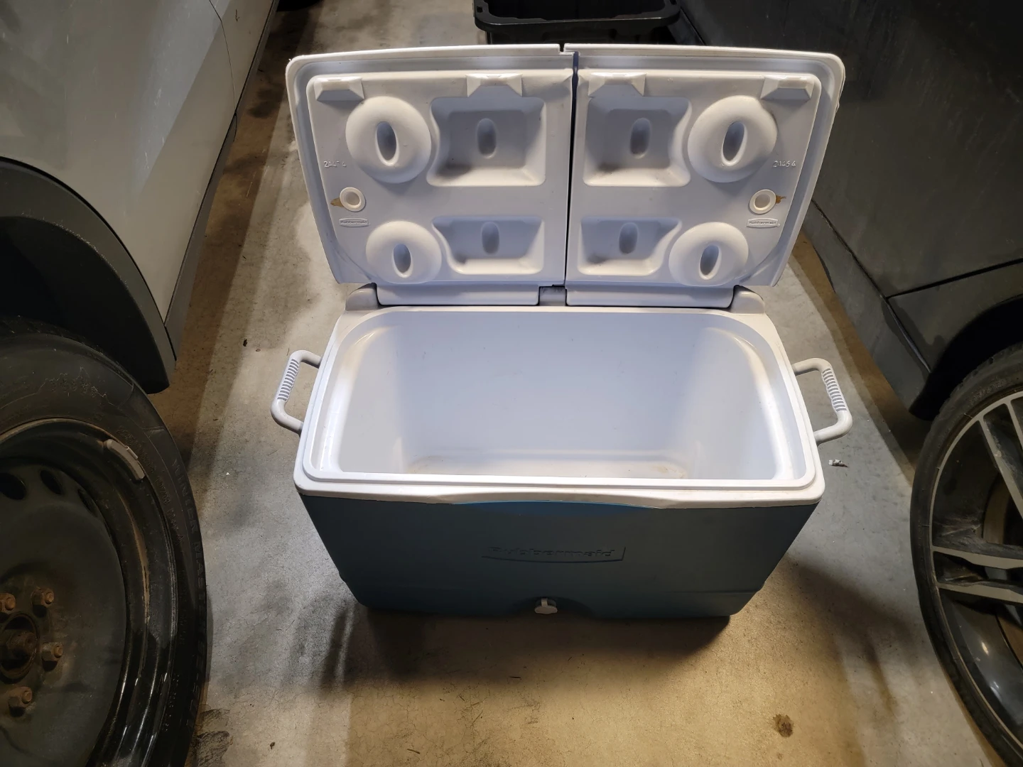 Rubbermaid Cooler - photo 2