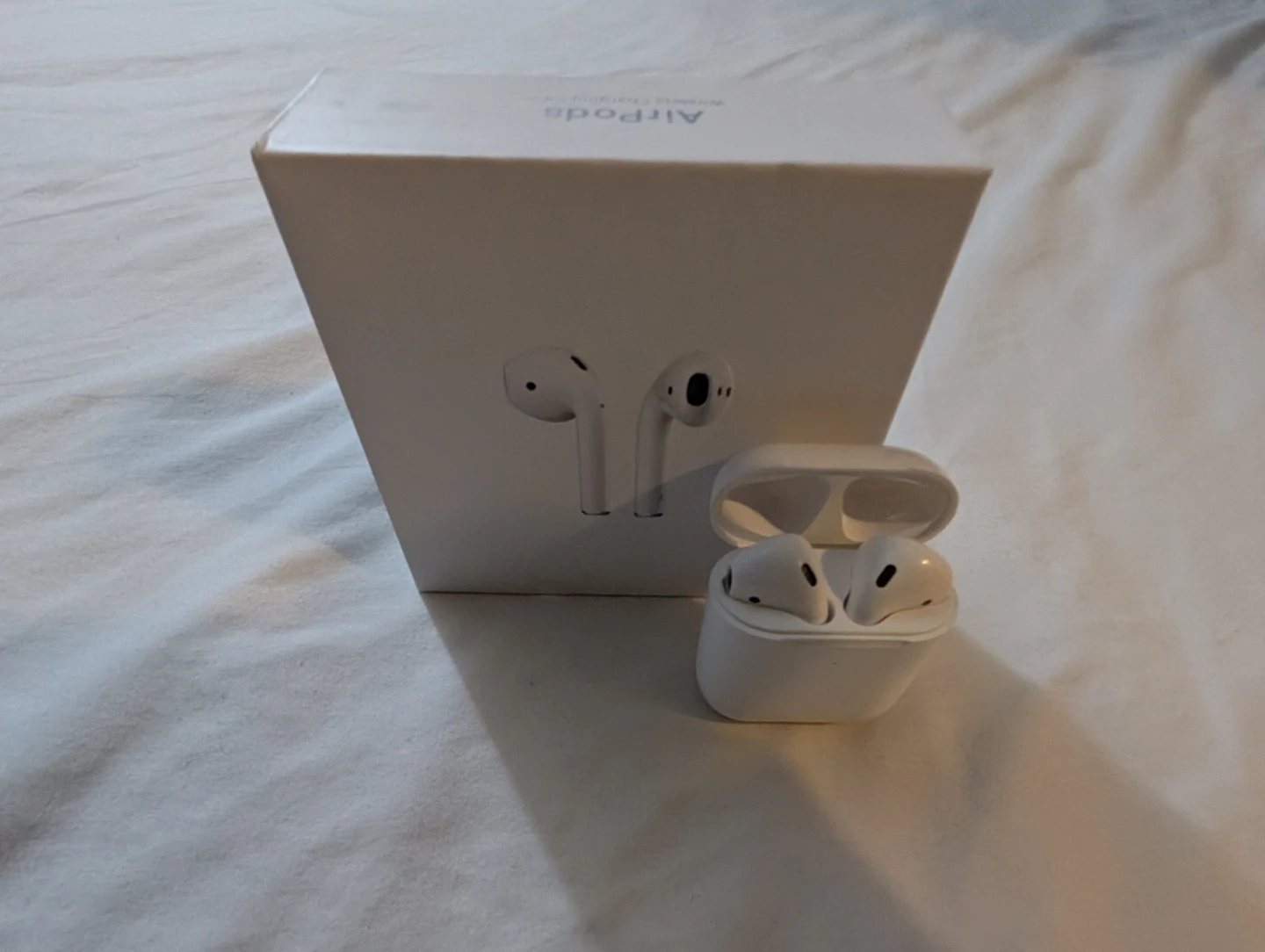 Apple AirPods with Charging Case - photo 5