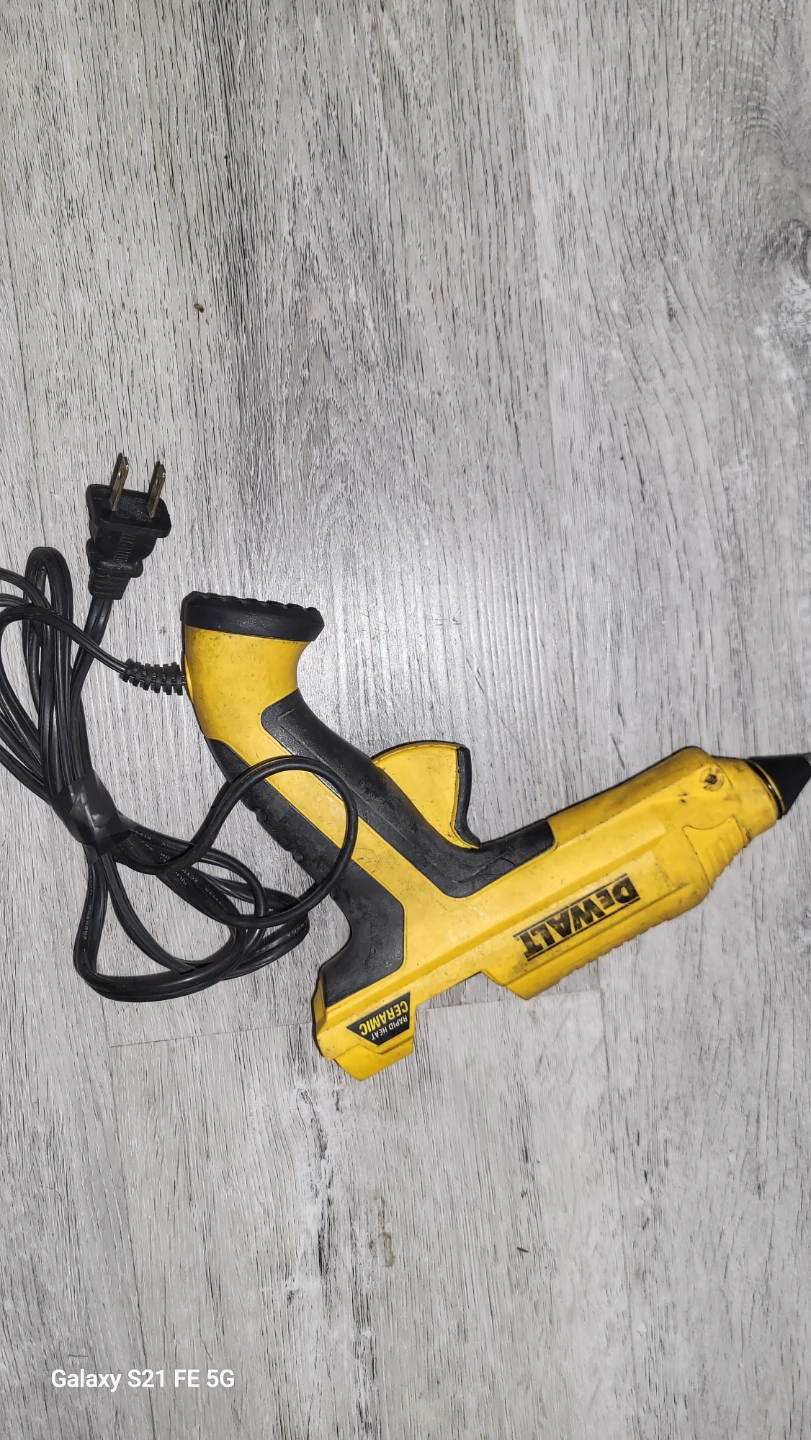 DEWALT 120V 70W Hot Glue Gun
