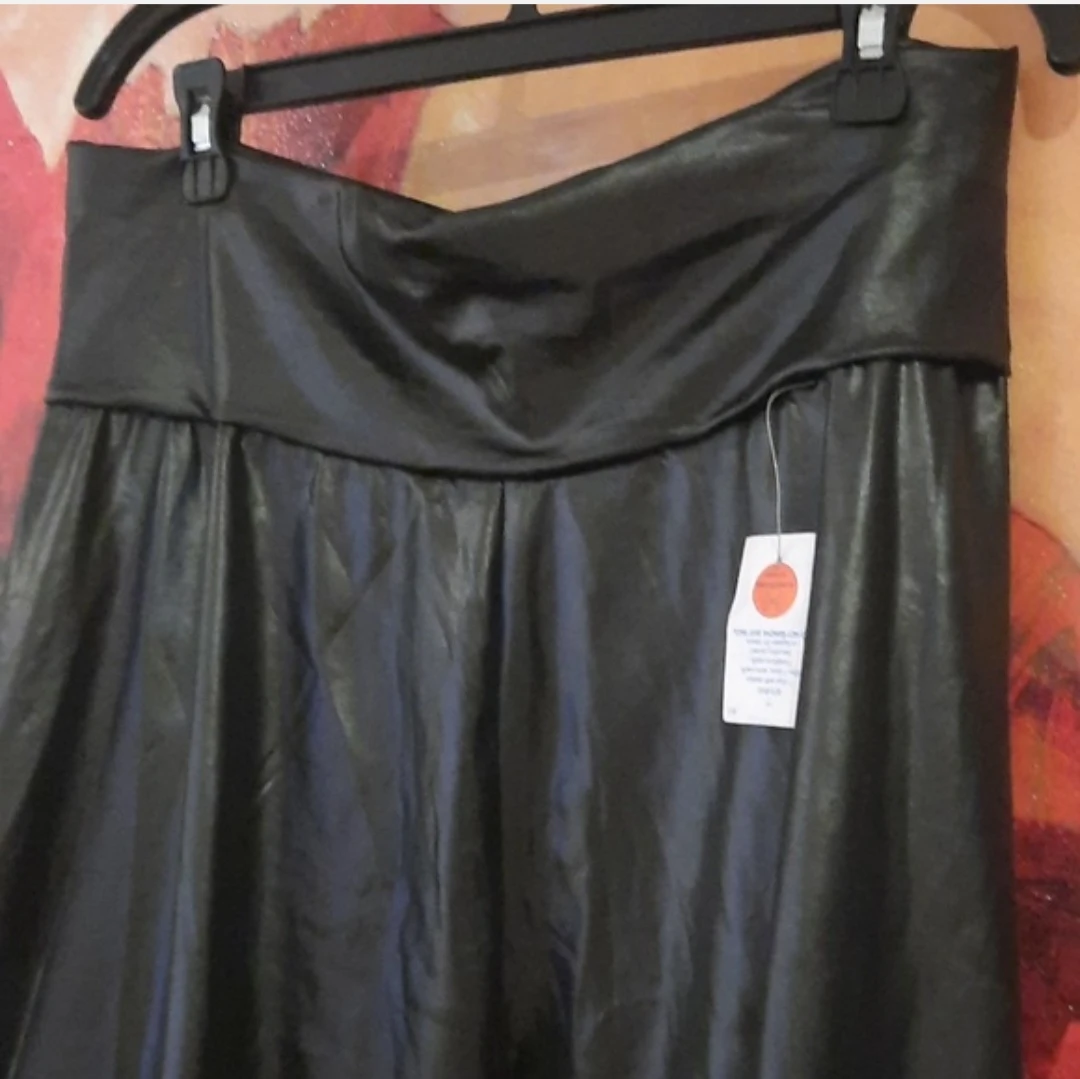 NWT Black Faux Leather Pants plus size 3X - photo 3