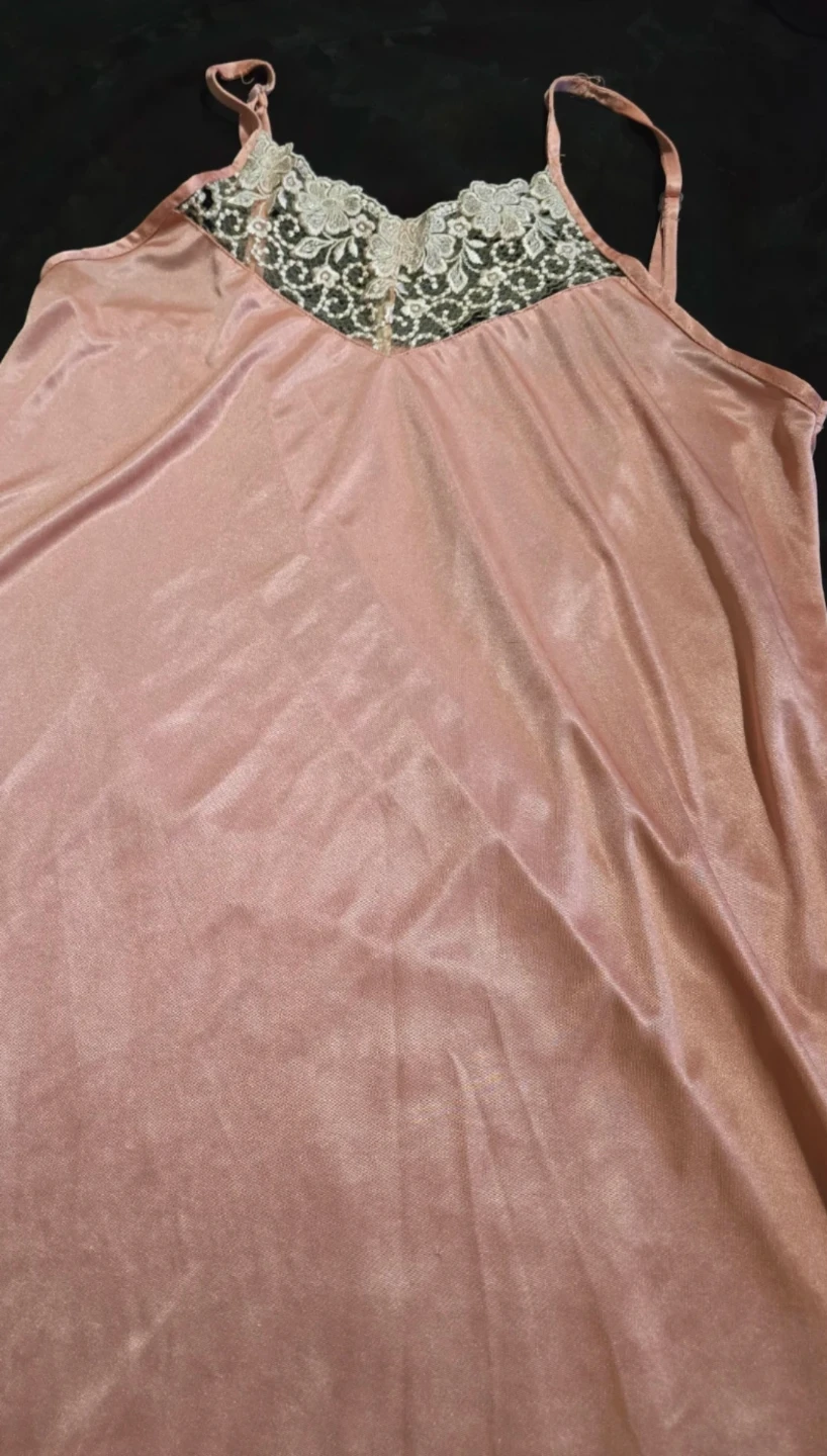 Pink satin slip with lace detail - photo 2
