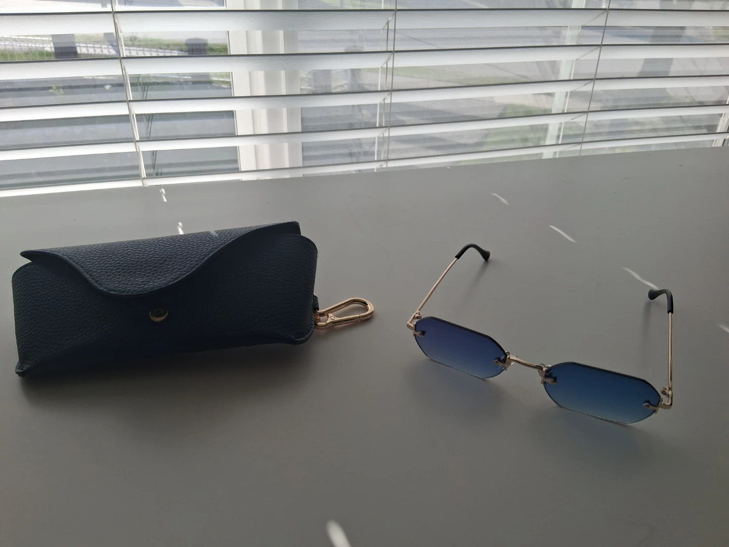 Premium Cool Blue Sunglassess + Case 12 x 12cm