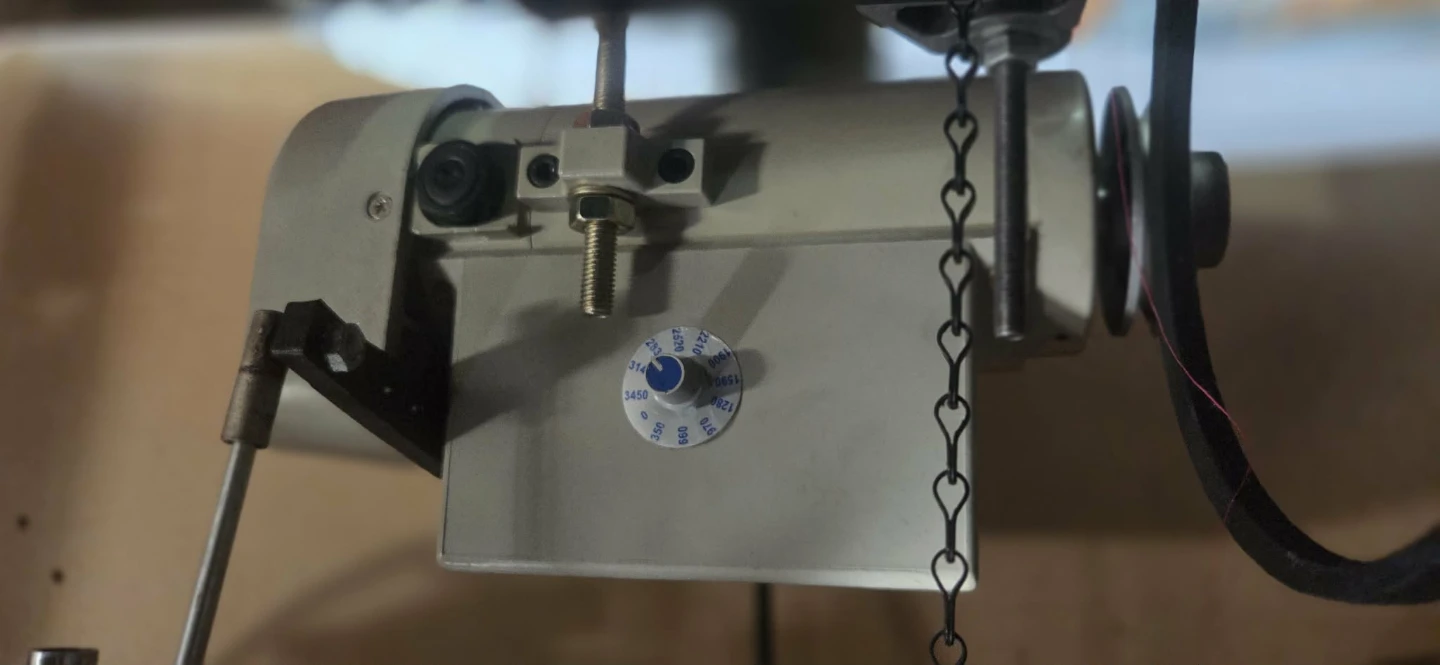 JUKI MO-2500 Overlock Sewing Machine - photo 2