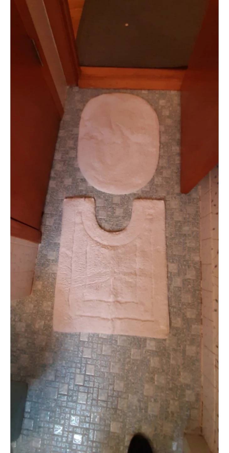 White Bathroom rug set.