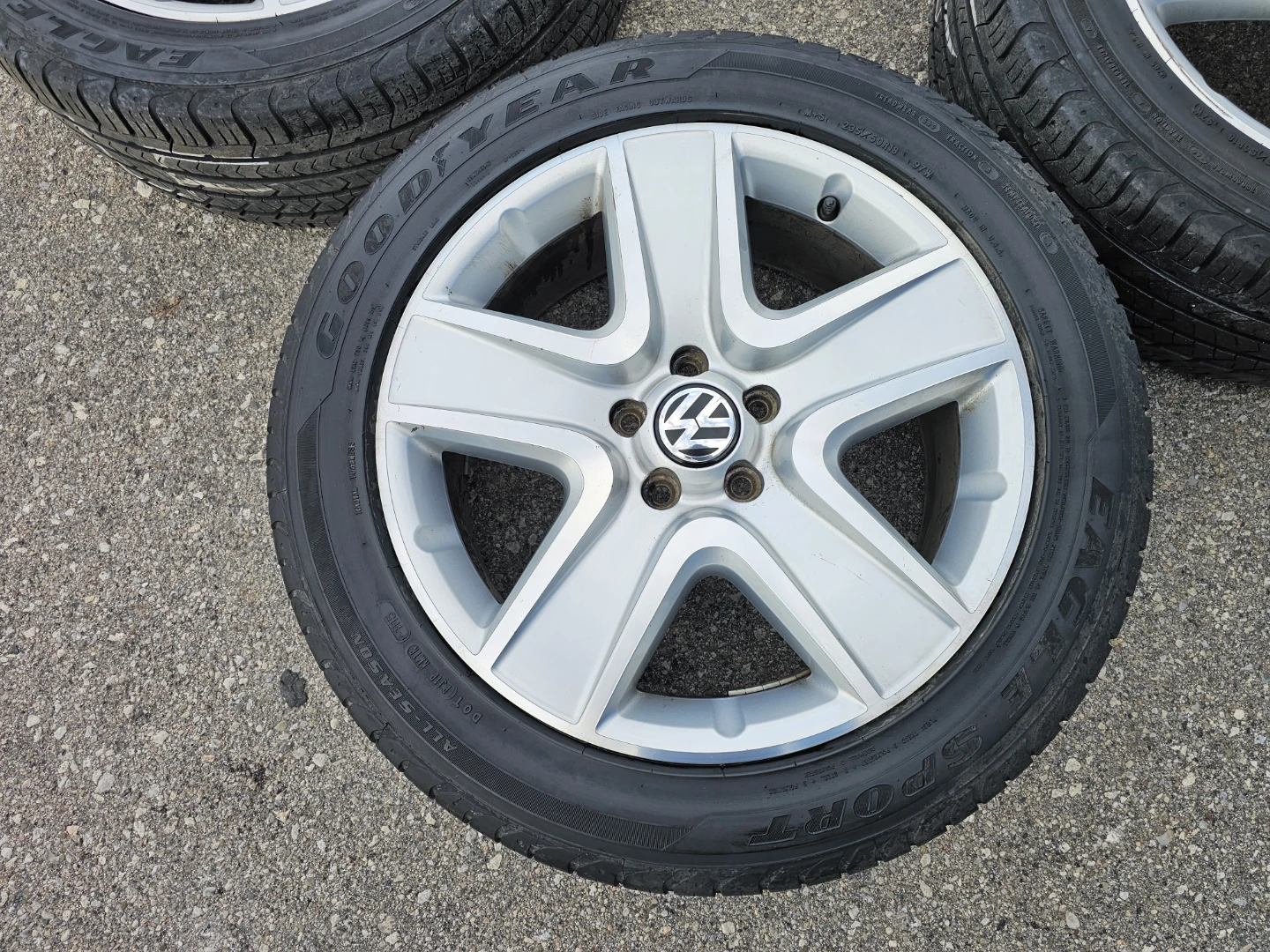 VOLKSWAGEN TIGUAN O.E.M RIMS AND ALL SEASON TIRES 235/50 R18