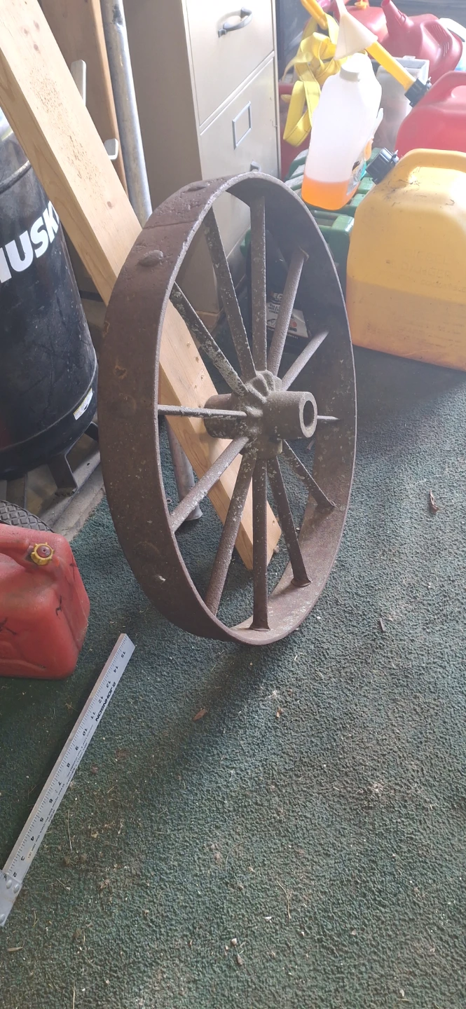 Antique Wagon Wheel - photo 2