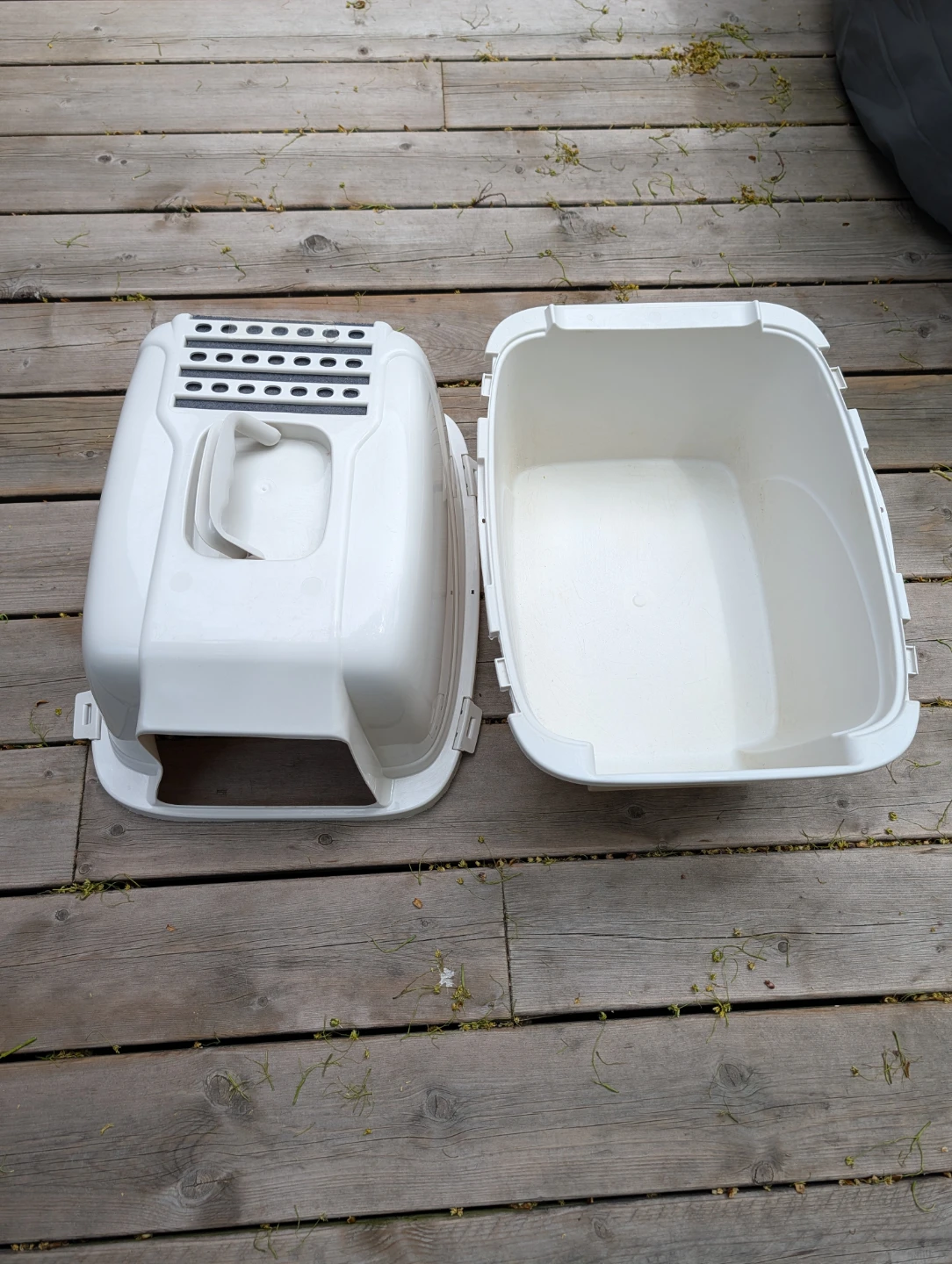 Two litter boxes - two types