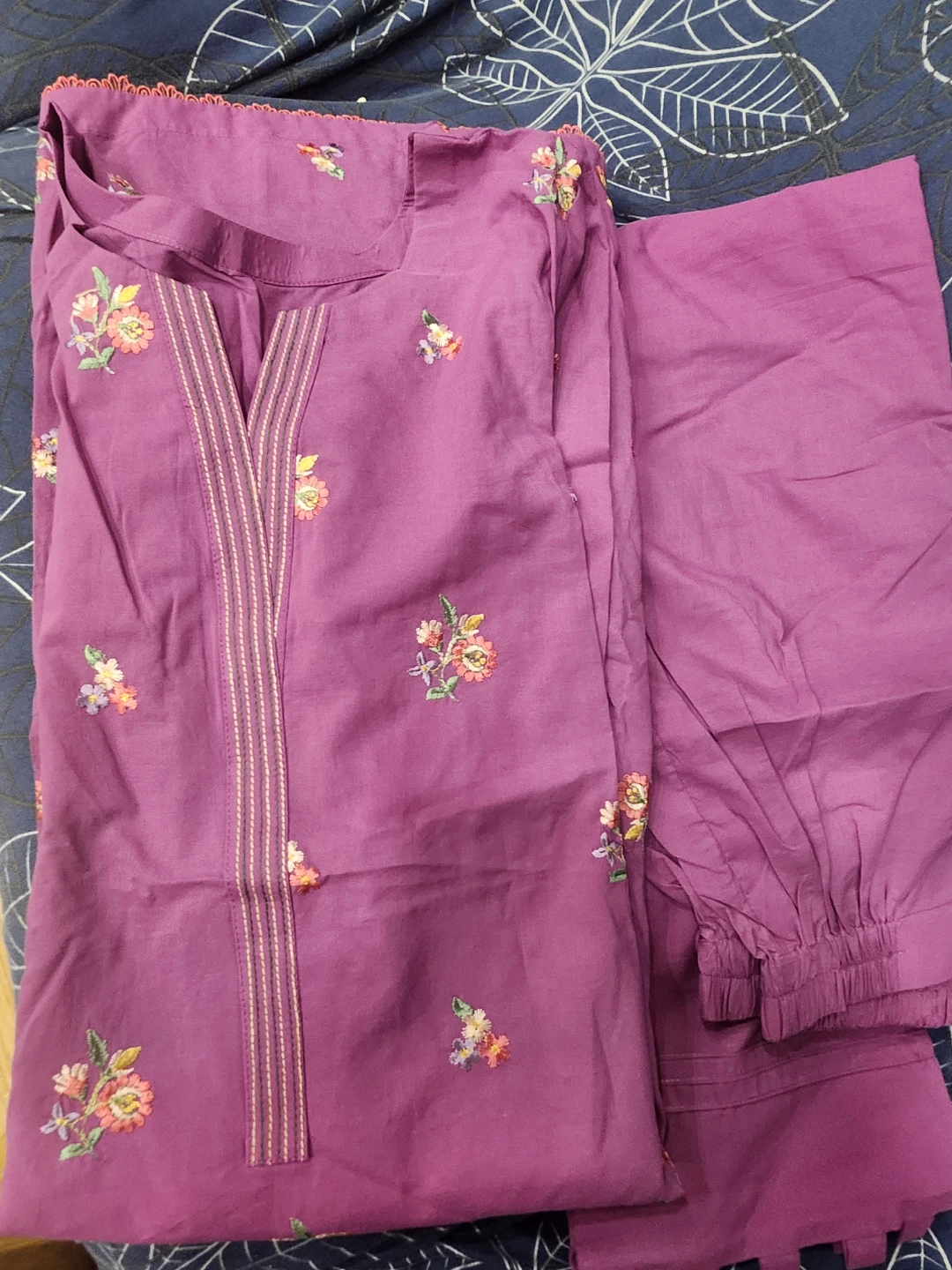 Embroidered Lawn 3-Piece Suit with indian Fancy Duppatta - photo 4