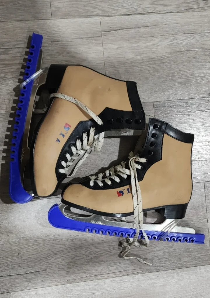 Figure Skates with Blade Guards - photo 2