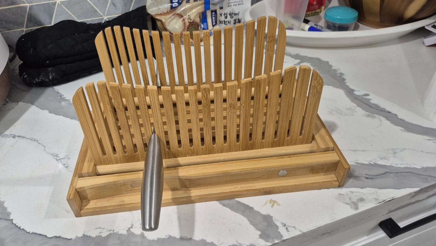 Bread cutter board with magnet knife