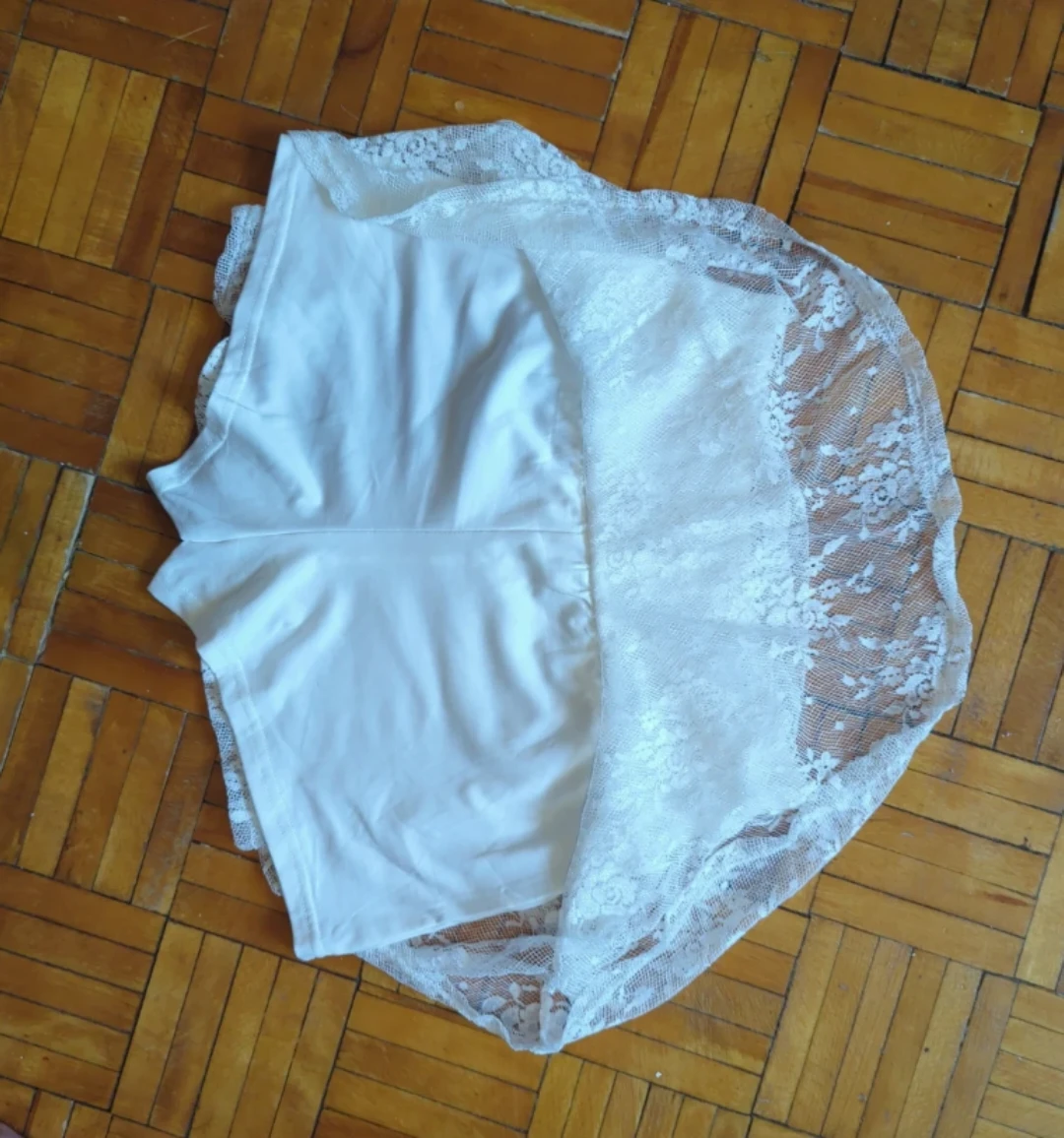 White Lace Skirt Brand New!! - photo 2