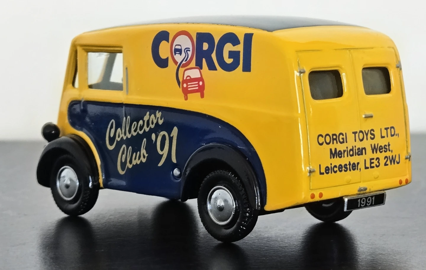 Corgi D983 Morris J Van 91Diecast 1:43 Scale NIB