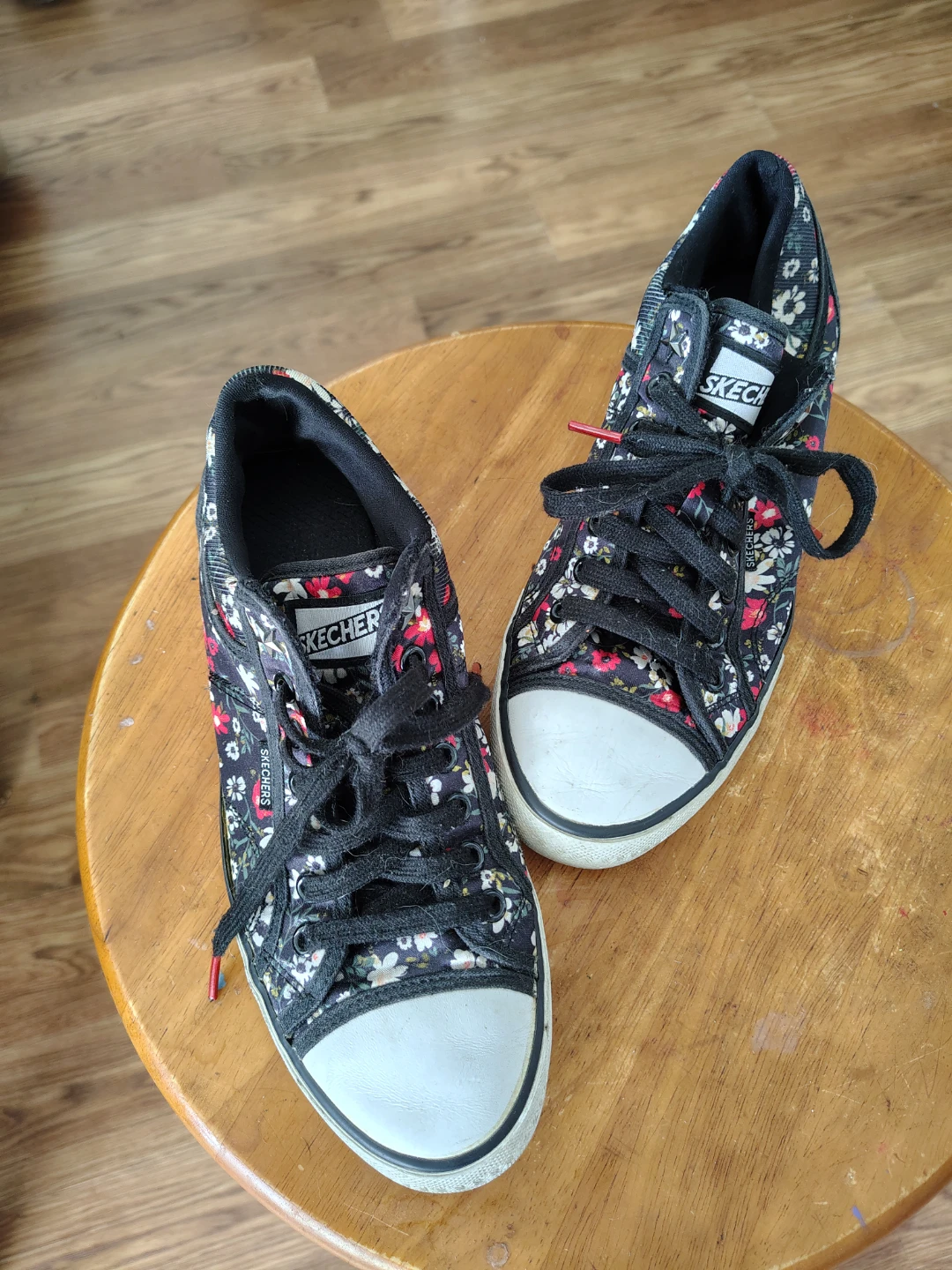 Skechers Women's Floral Print Sneakers Size 6.5