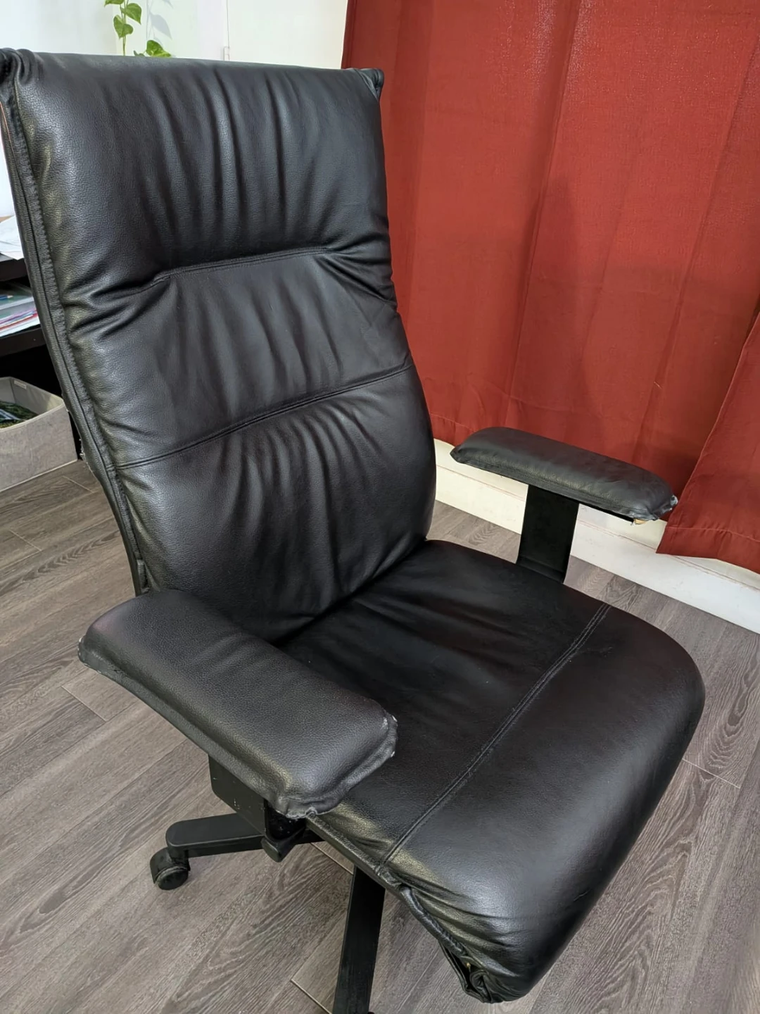 Black Office Chair (big)