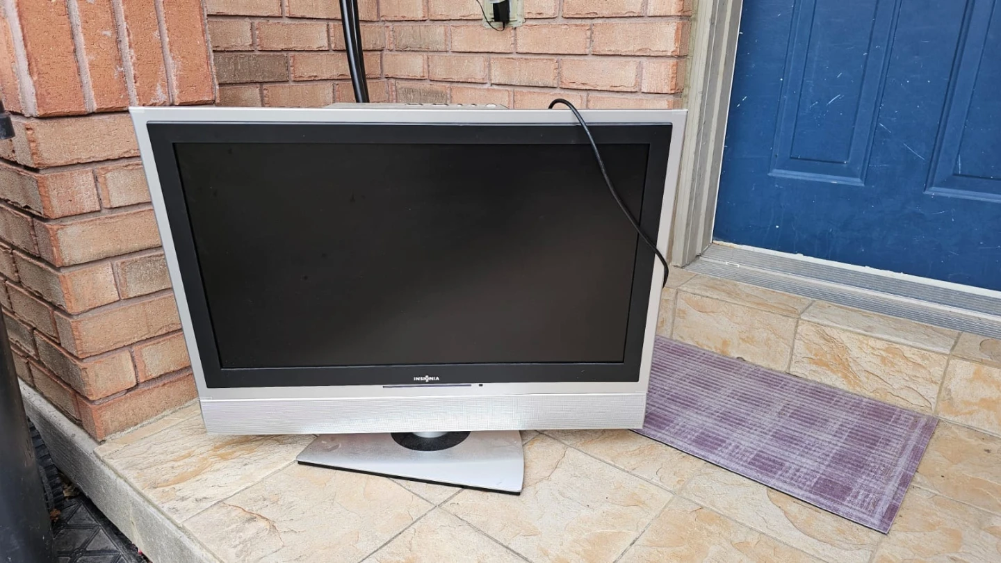 Insignia 32" Flat Screen TV