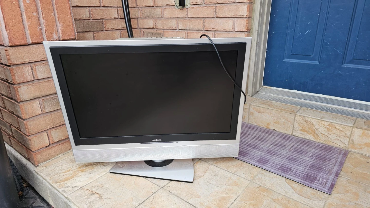 Insignia 32" Flat Screen TV - photo 2