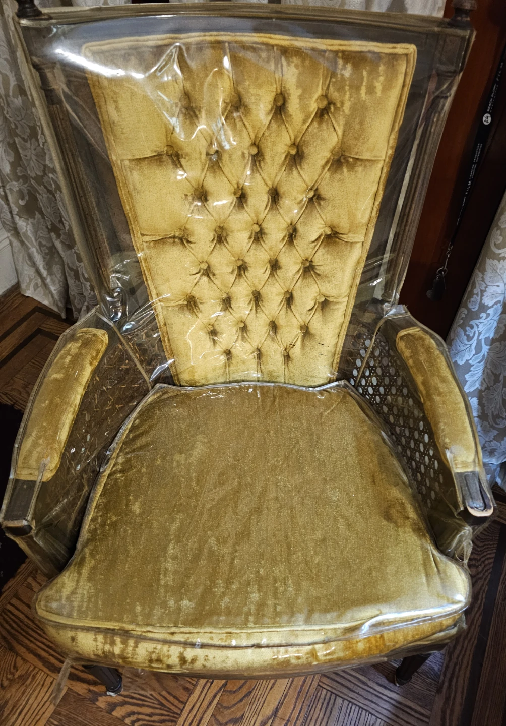 Pair of vintage living room velour armchairs - photo 3