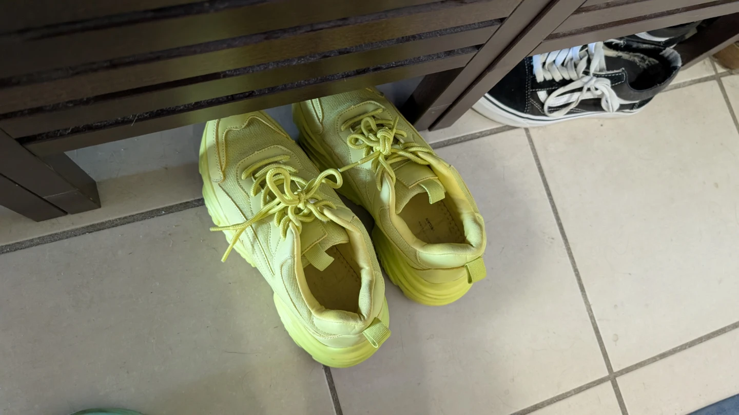 Cute neon yellow runners - wmn 7.5