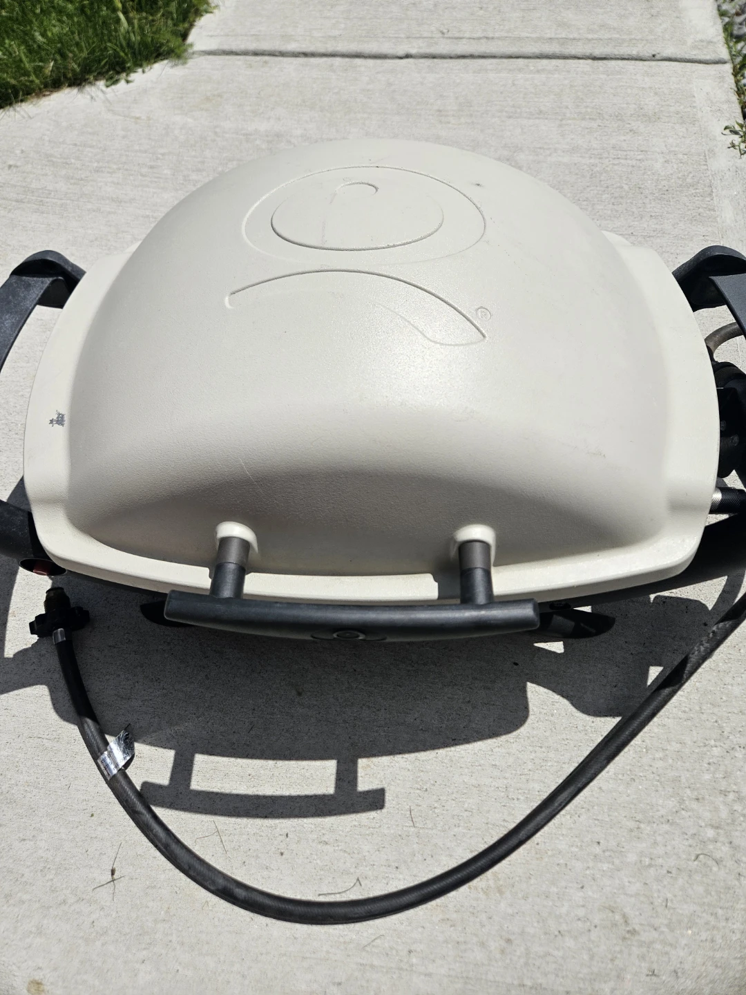 Weber Q 1000 Portable Propane BBQ in Titanium