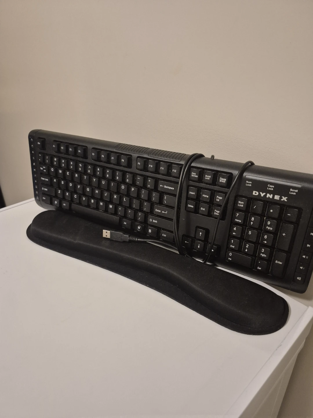 DYNEX USB Keyboard with Wrist Rest
