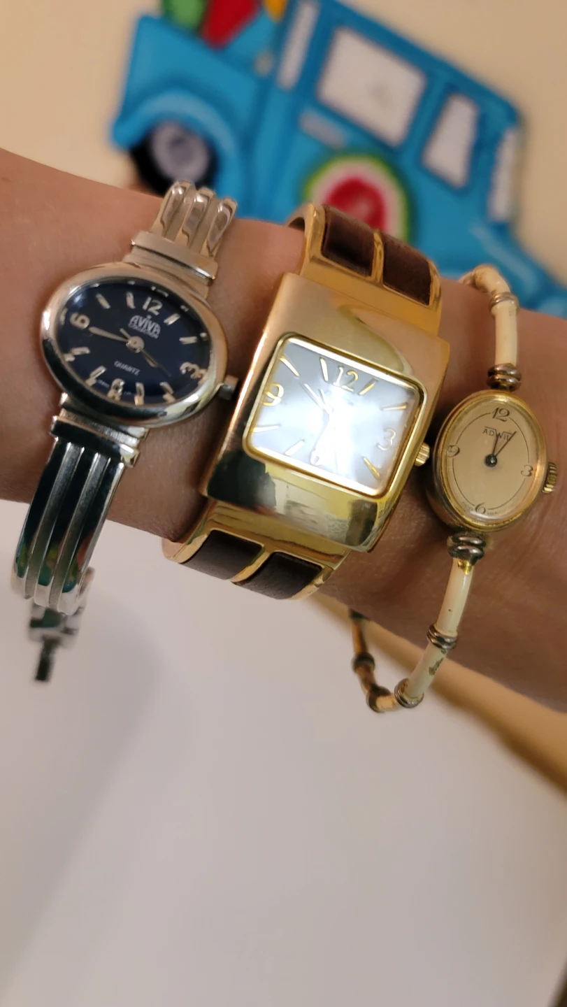 Gold-tone ladies' watch with bamboo-style band(4)