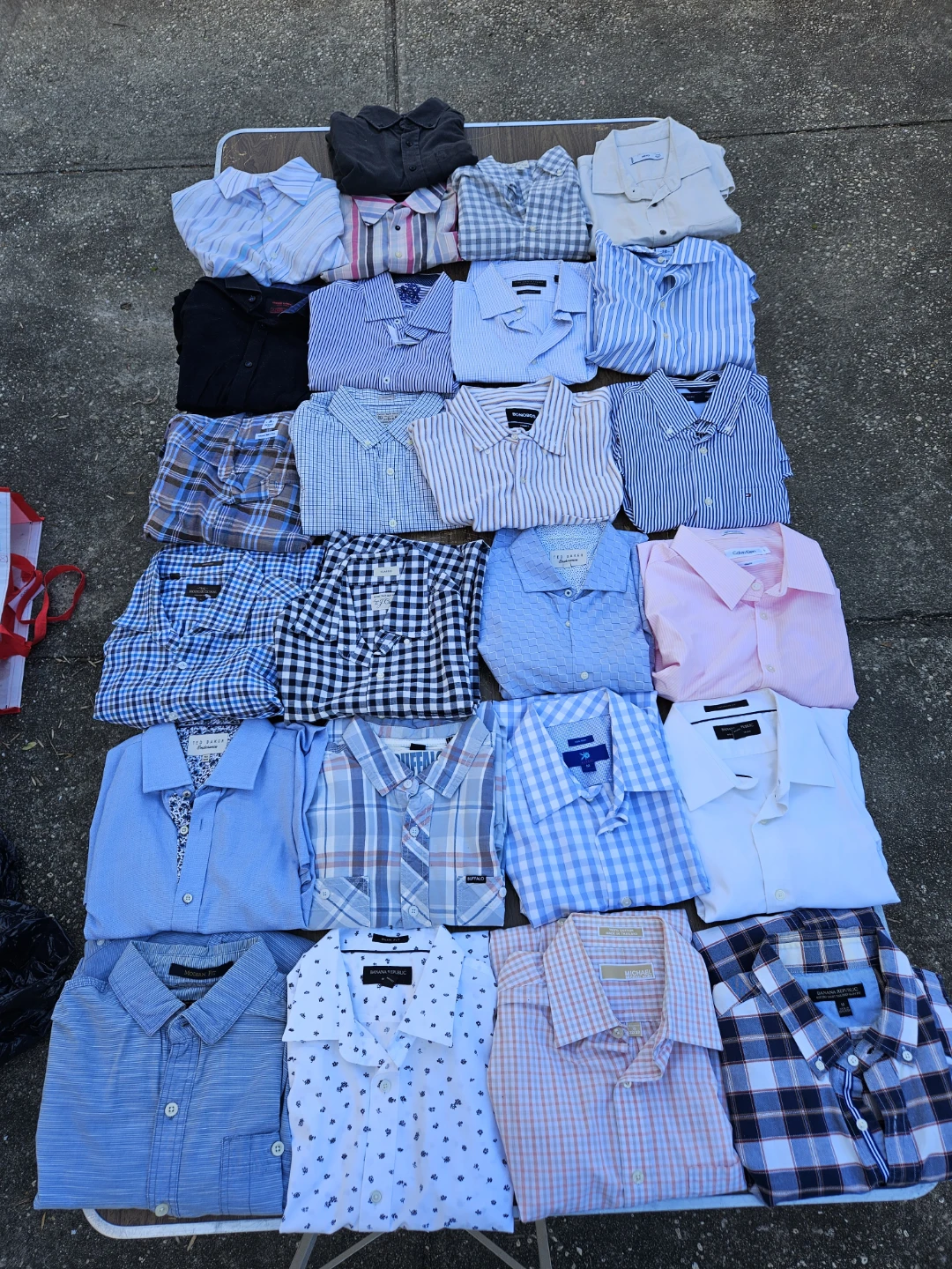 25 used brand name shirts. Medium