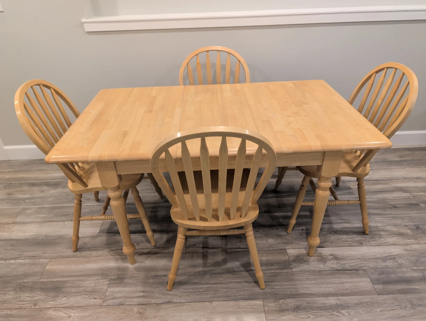 Solid hardwood butterfly leaf table and 4 chairs - photo 3