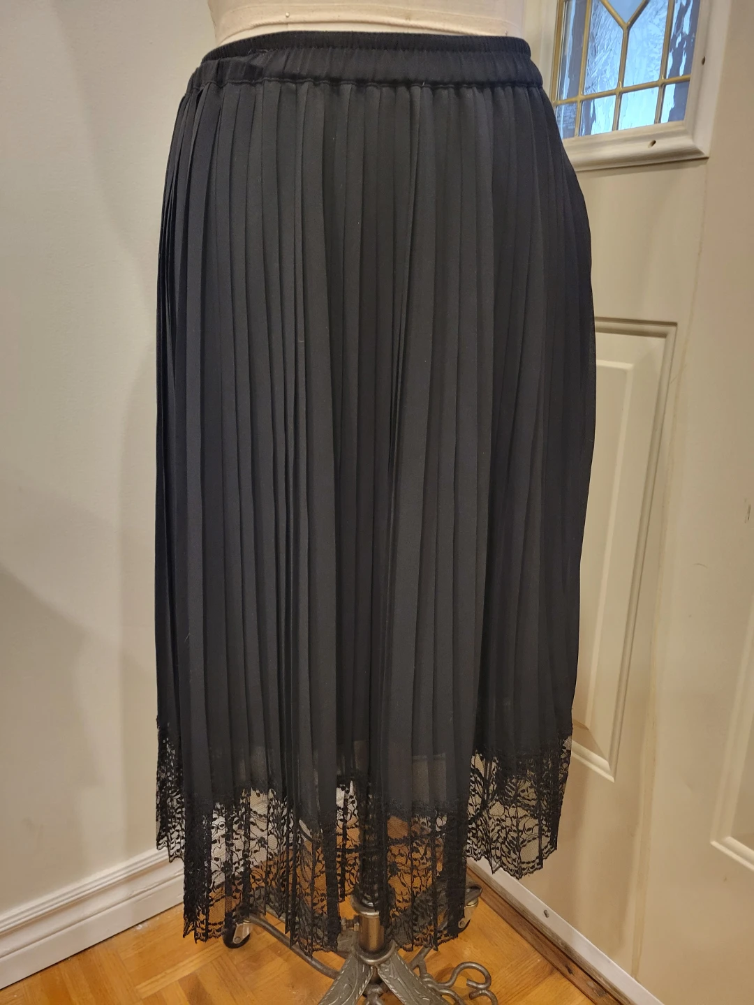 Club Monaco Black Pleated Lace Trim Skirt - Size 2