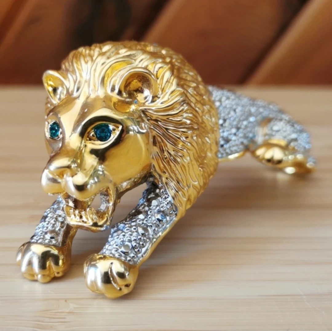 Large Vintage Lion Shoulder Brooch - photo 2