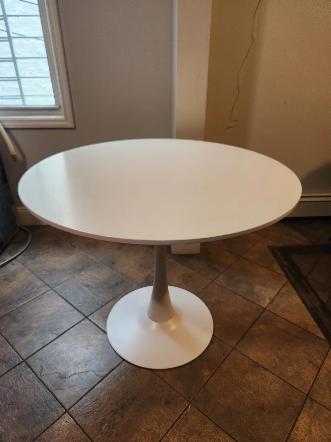 White Round Pedestal Dining Table