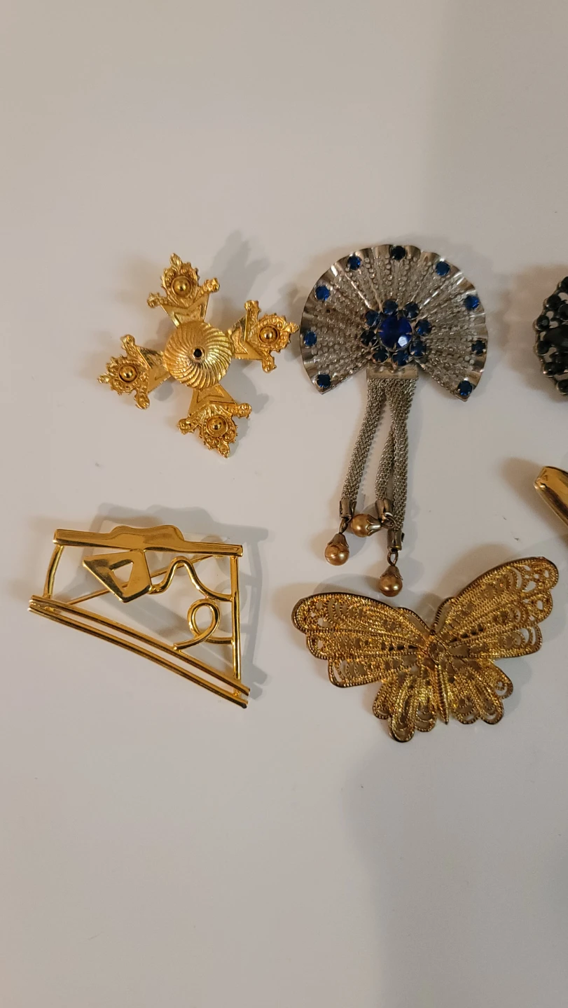 Assorted Brooches (39)
