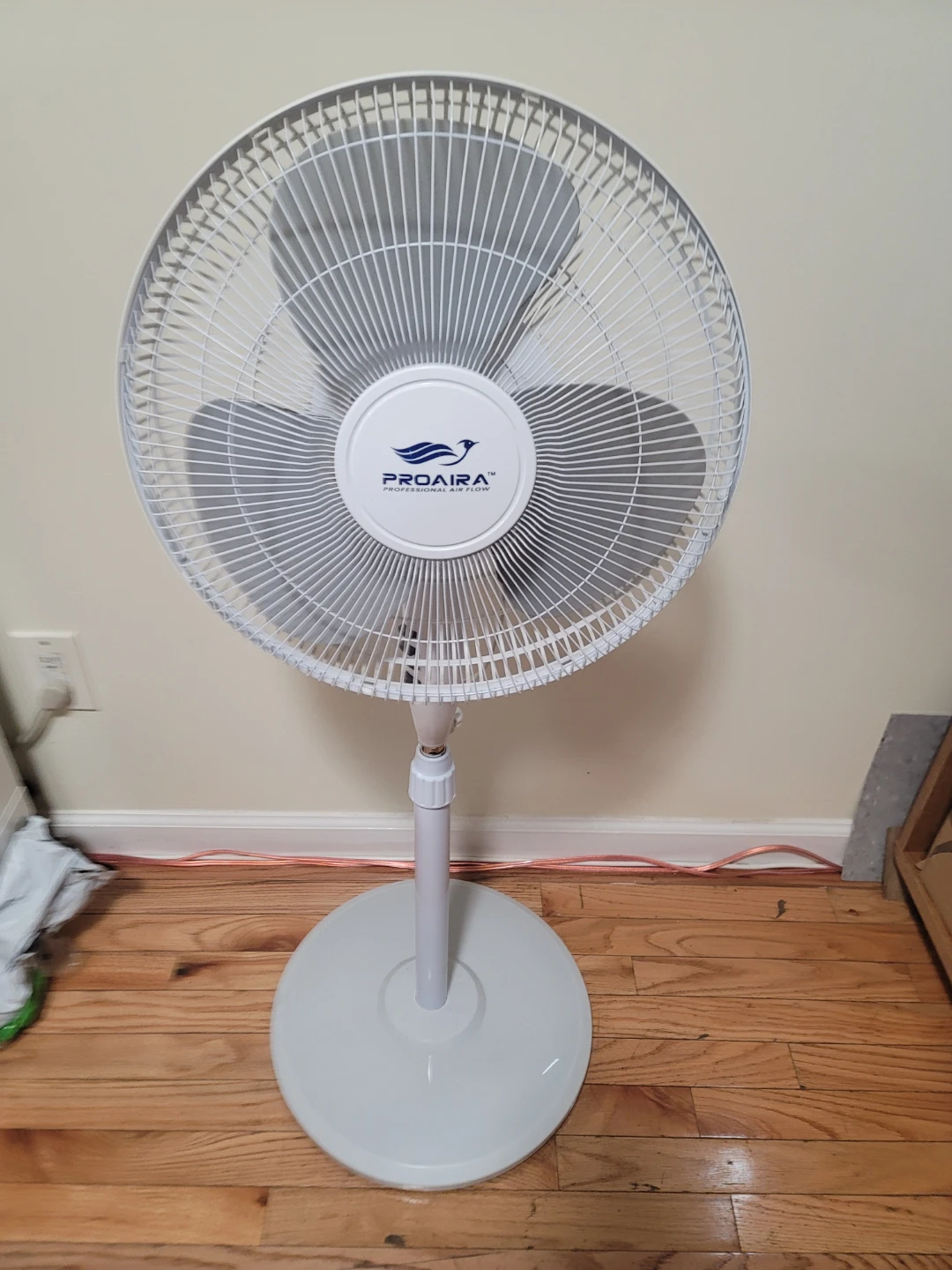 PROAIRA Ventilador de pedestal de 18 en color blancol de 3 v