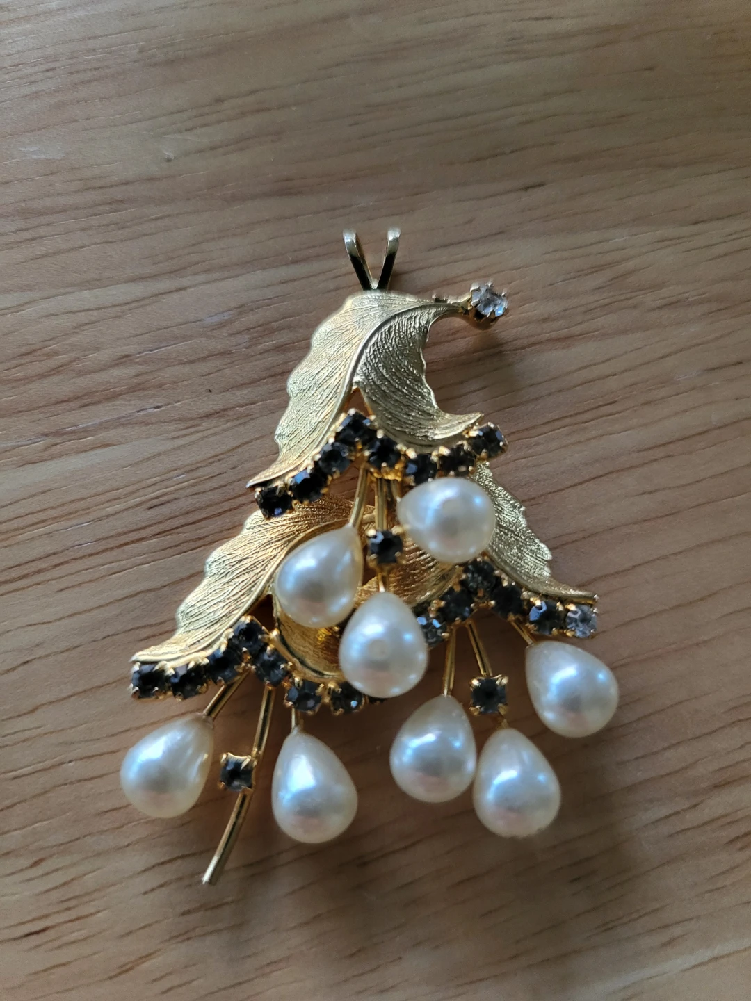 Vintage Gold tone leaf & pearl Pendant