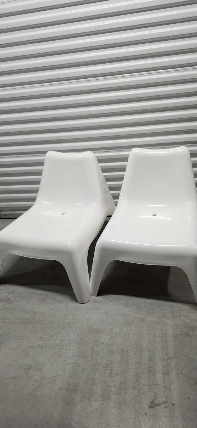 2 outdoor ikea plastic chairs with aluminum table