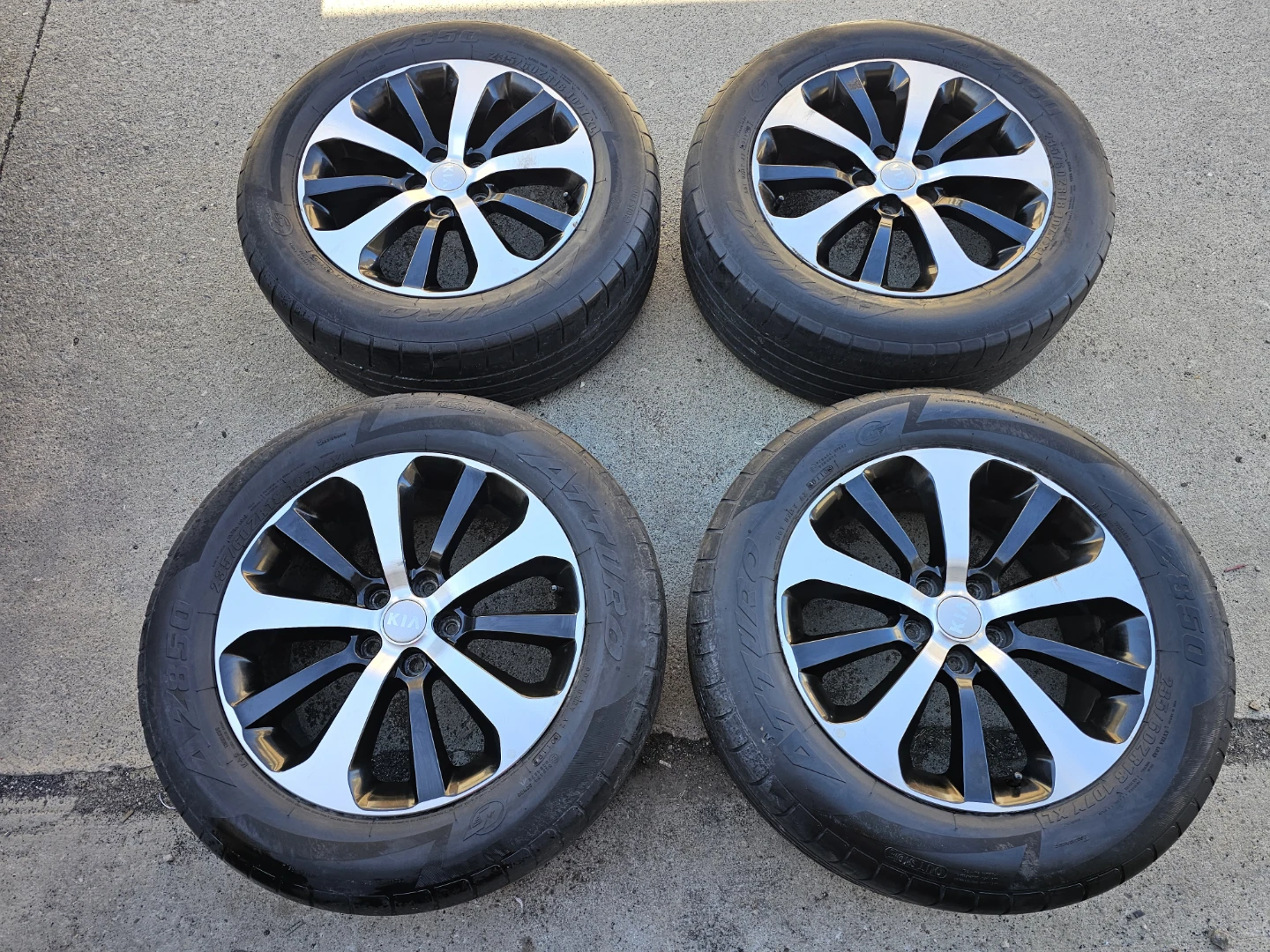 KIA SORENTO O.E.M RIMS AND TIRES 235/60 R18