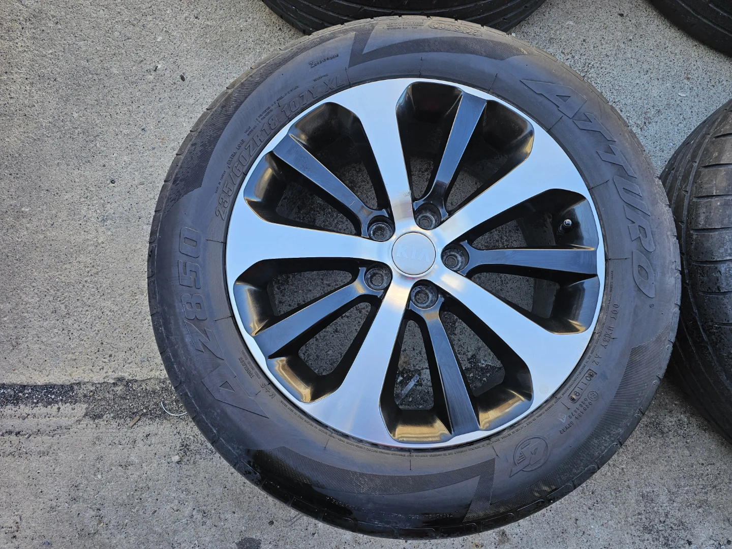 KIA SORENTO O.E.M RIMS AND TIRES 235/60 R18 - photo 2