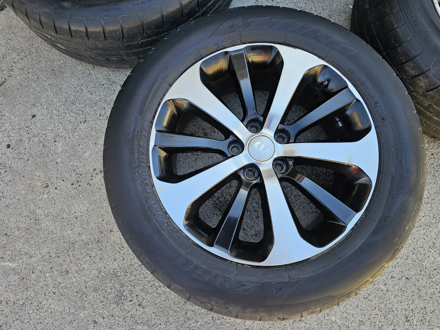 KIA SORENTO O.E.M RIMS AND TIRES 235/60 R18 - photo 3