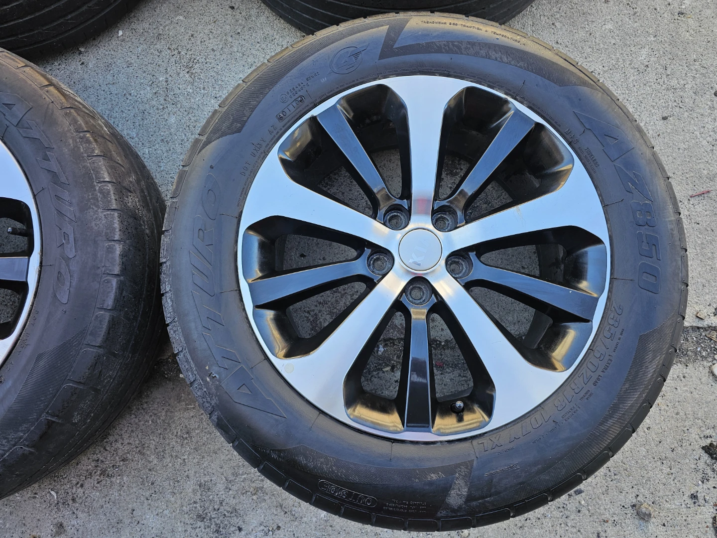 KIA SORENTO O.E.M RIMS AND TIRES 235/60 R18 - photo 4
