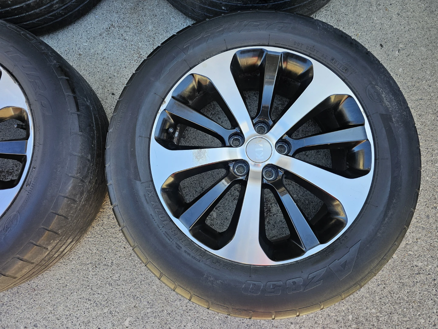 KIA SORENTO O.E.M RIMS AND TIRES 235/60 R18 - photo 5